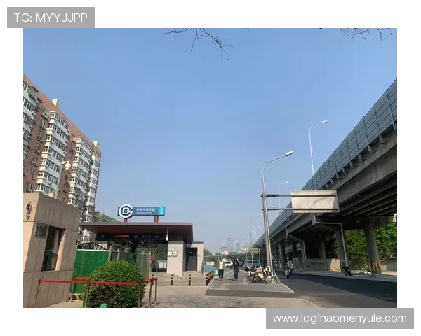 澳门百老汇入口附近的地铁和公交线路解析，方便游客便捷前往娱乐区域
